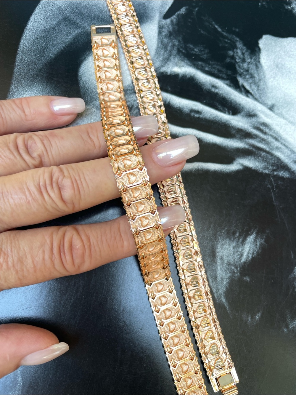 Elegant Gold-Tone Textured Link Bracelet for Women Man